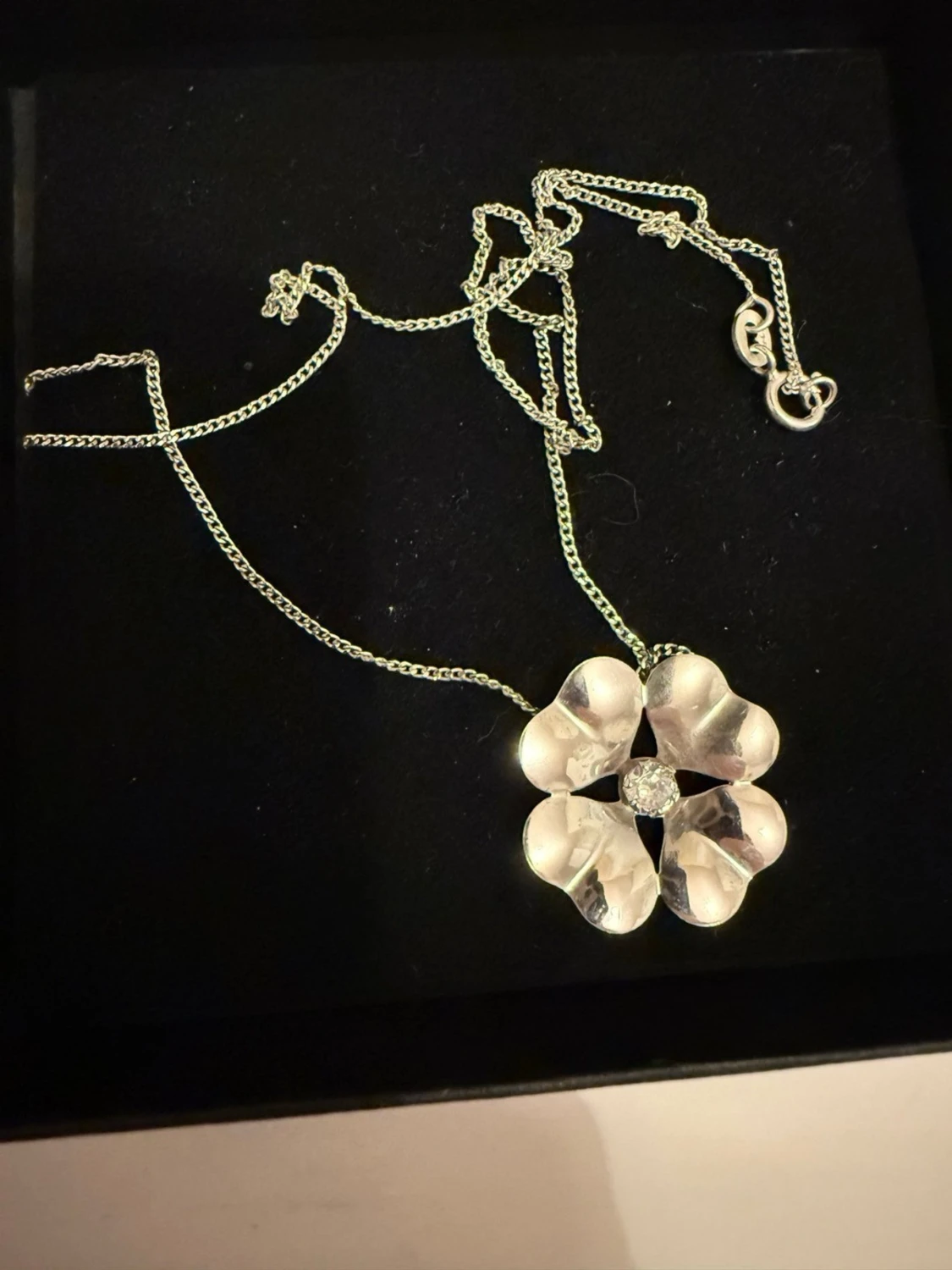 Silverfärgat halsband med blomma - 5