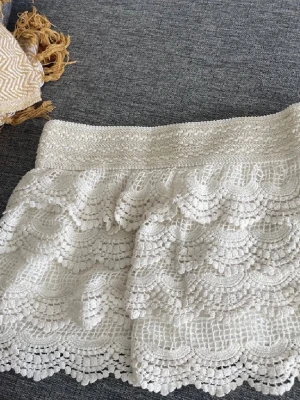 Vita spets-shorts - Vita spets shorts i stl xs/s. Stretchigt i midjan men silke typ i underdelen så inte stretchigt där. Midje mått 33-39cm. Vita, inga bilder på
