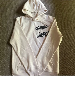 SÖKS GIVENO TRÖJA - Söker en sån här giveno tröja i vit i storlek s