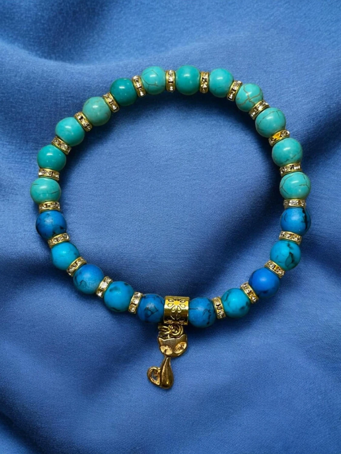Turkost pärlarmband med gulddetaljer
