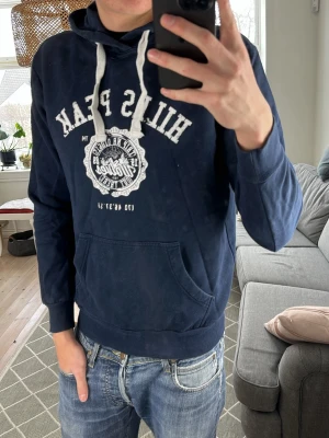 Vintage Mörkblå Hoodie - Stilren och trendig perfekt i alla tillfällen! Mått: A:50 B:50 C:44 D:64 (cm) Skriv vid fundering! 😇✌️