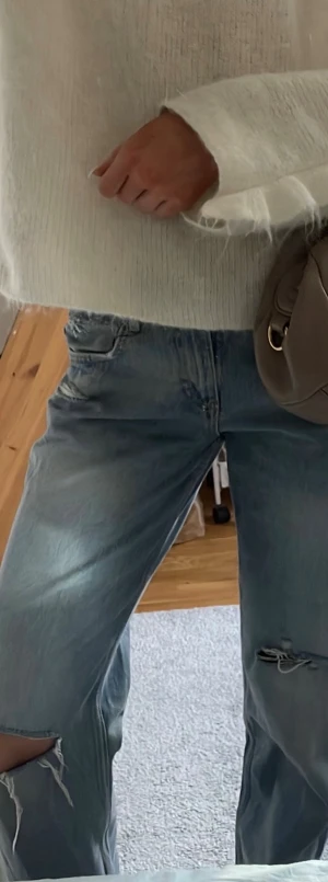 Zara jeans - Jättesnygga Zara jeans med hål i sig som är lite baggy. 