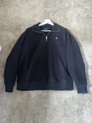 Mörk blå  half-zip hoodie från Morris - Säljer min farsas Morris k storlek Lmen sitter som en stor M säljer för den inte passade mig. Skick 8/10 knappt använd. Säljer för 500 men kan gå ner vi snabb affär!! Skriv vid funderingar 