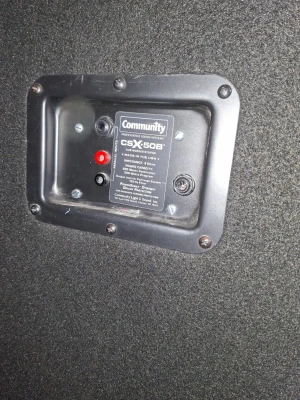 Community CSX-50B bärbar högtalare - Stor bärbar högtalare från Community, modell CSX-50B. Svart rektangulär låda med robust metallgaller framtill och tydlig logotyp. Tillverkad i tåligt material med anslutningar på baksidan. Perfekt för dig som vill ha kraftfullt ljud till spelningar eller events.