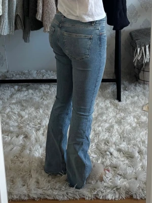 Låga jeans - Jättefina lågmidjade jeans, knappt använda så i bra skick!