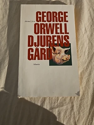 Djurens gård av George Orwell - Djurens gård är George Orwells klassiska satirroman om djurens uppror på en gård. Boken är I bra skick.