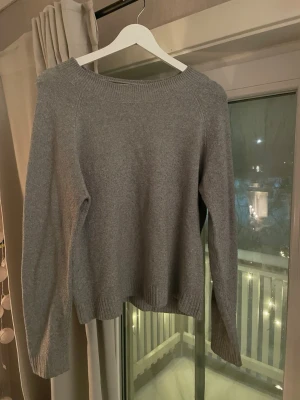 Grå stickad tröja från Vero Moda - Grå lite tunnare stickad tröja från Vero Moda