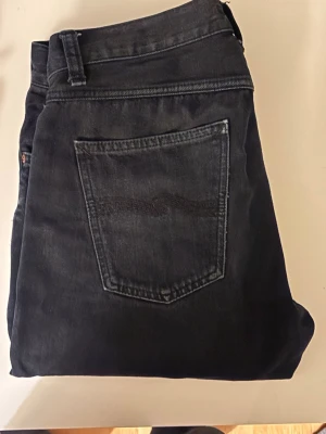 Svarta jeans från Nudie Jeans - Tjjooooo! Nu säljer jag mina svarta nudie Jeans i modellen gritty Jackson w30 L32. Jag köpte dom för 1400kr för ett halvår sen i nudie butiken Göteborg. Mitt pris 699kr. Dom är i gott skick och om ni har några frågor är de bara att hojta till☺️