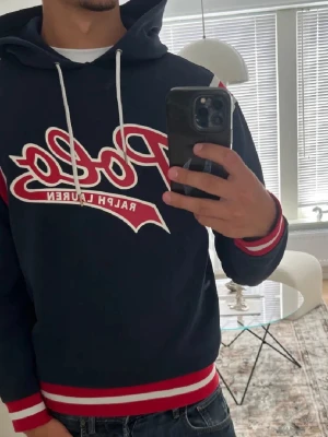 Svart hoodie Polo Ralph Lauren M - As fet hoodie från polo ralph lauren. Skick 10/10. Storlek M. Skriv DM vid frågor