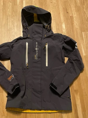 Sail racing jacka  - Dam jacka sailracing gore tex  storlek m inga större skador bara lite smuts, liten text inne där storleken. Står man ser fortfarande storlek 