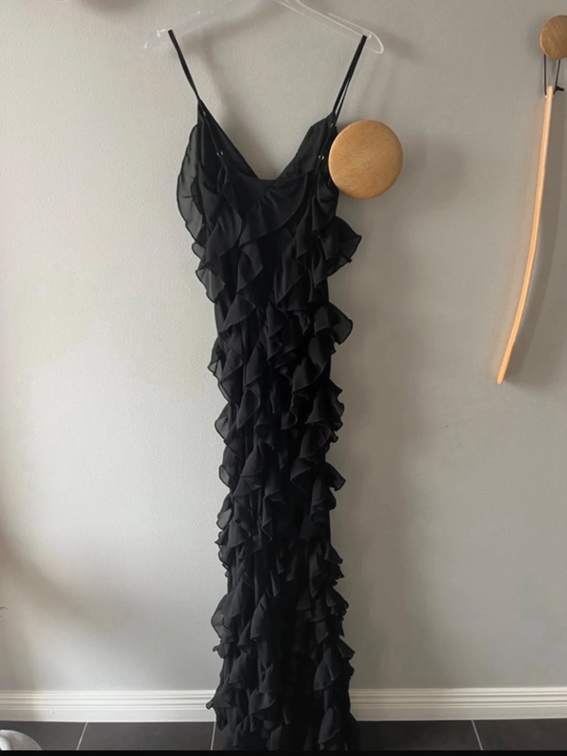 Svart långklänning med volanger - 4