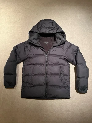 J.Lindeberg dunjacka  - Tjena säljer nu denna riktigt feta j.lindeberg dunjackan i svart. Skicket är väldigt bra skulle säga 8/10. Stoleken är S men passar m, killen på bilden är 182 cm. Släng iväg ett dm för frågor! 🙌🍾