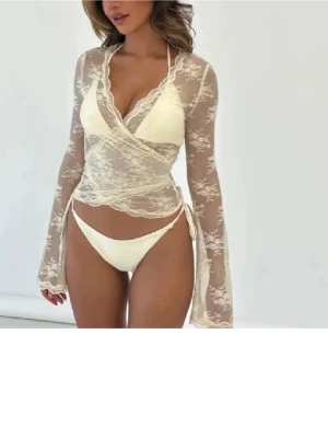 Vit spetsomlottopp med långa ärmar - Helt ny med lappar kvar från venderbys. 