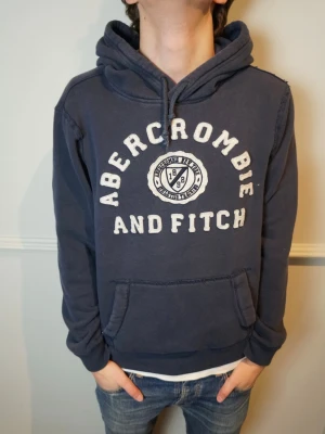 ABERCOMBIE & FITCH HOODIE  - Snygg hoodie från Abercrombie  | Storlek M | Bra skick | Hör gärna av dig om du har några funderingar! 