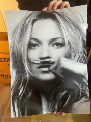 Två Kate Moss posters - Hej! Jag säljer två Kate Moss poster eftersom att jag fick kopior i present. Måtten är 30x40 centimeter. De är från Din Poster Paradis AB. De är endast kollade på✨