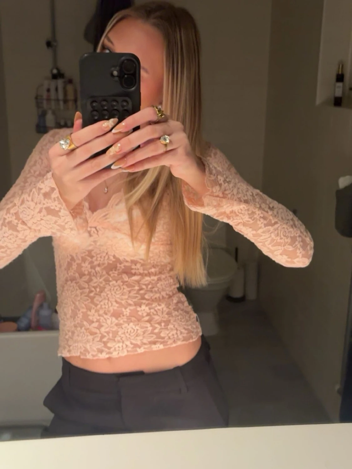 Rosa spetsblus med v-ringning