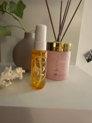 Sol de Janeiro 62 Parfym Mist - Fräsch och tropisk doftmist från Sol de Janeiro, modell 62. Flaskan är gul med gemonskinlig vätska och har en vit spraykork. Perfekt att ta med i väskan för en snabb uppfräschning. Ger en varm, söt och somrig känsla.