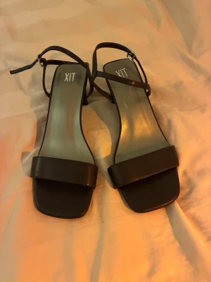 Mörkbruna klackar från XIT - Snygga mörkbruna klackar från XIT med mellanhög klack. Storlek 39! Perfekt skick, endast använda en gång ❣️