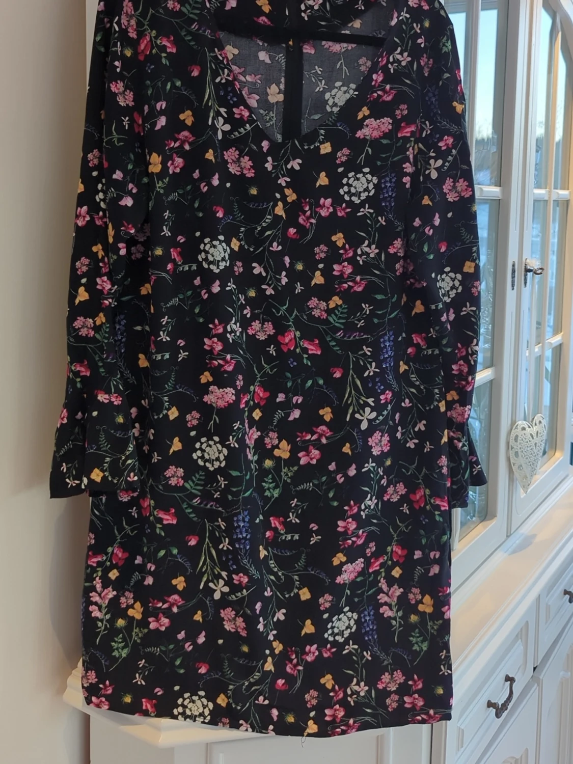 Blommig svart kortklänning med bälte