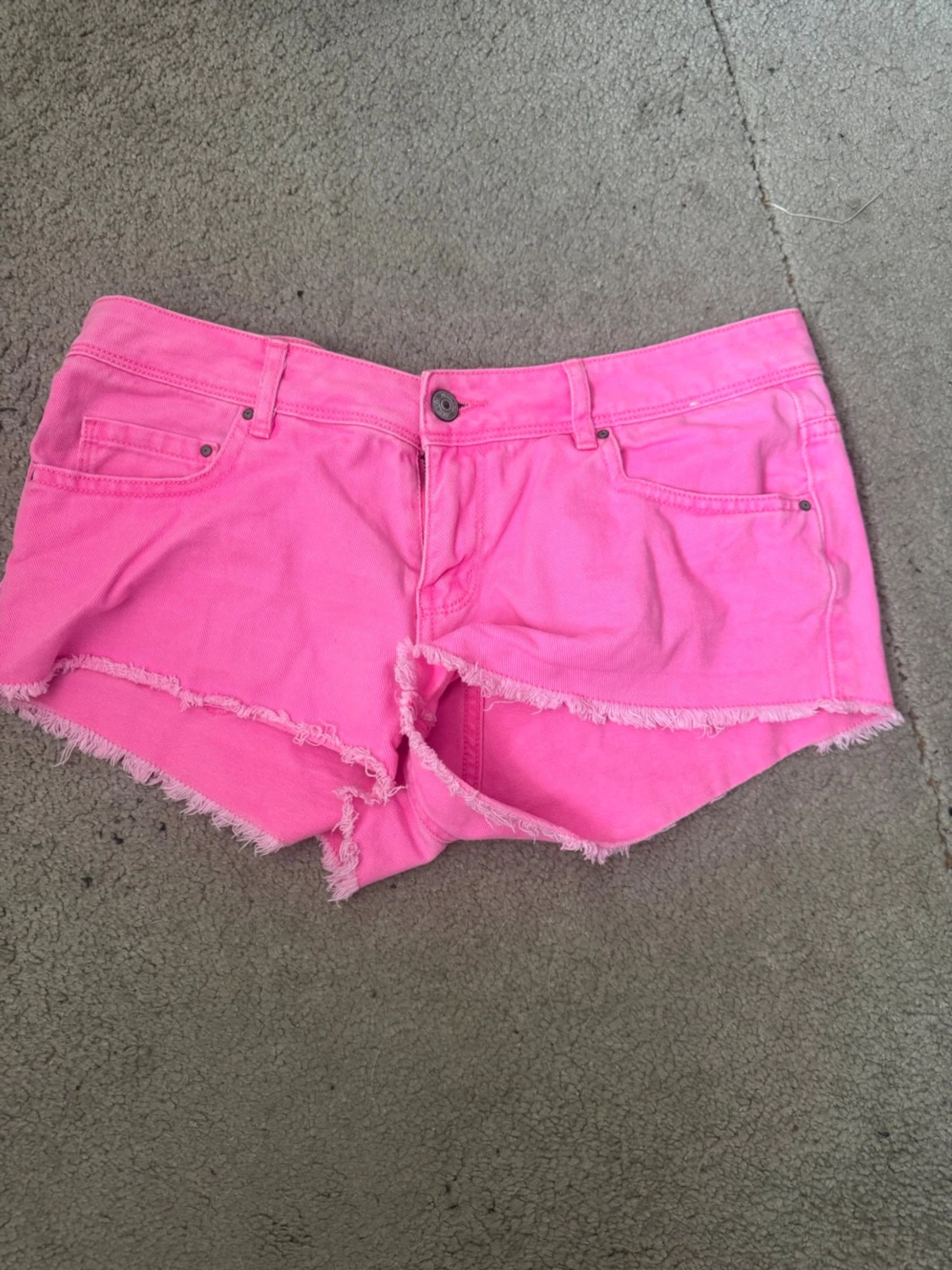 Rosa jeansshorts med fransig kant - 1