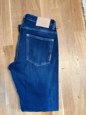 Mörkblå jeans slim från Neuw - Säljer ett par klassiska mörkblå jeans från Neuw med raka ben och bakficka. Jeansen har en snygg tvätt och är tillverkade i ett mjukt denimtyg. Perfekta för dig som gillar stilrena och tidlösa plagg.