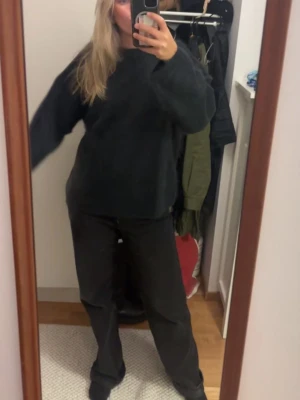 Svarta raka jeans low/mid rise - Säljer ett par svarta jeans med raka ben och låg/medel midja. Använda fåtal gånger! Jag har vikt upp de på bilden! 