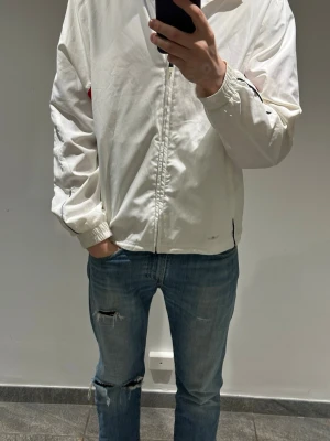 Vit röd jacka  - Model: 183 cm 68kg