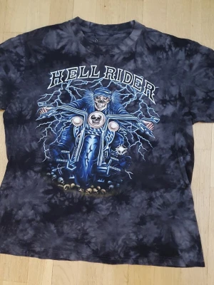 Hell Rider T-Shirt | L / Large | Retro Y2K - T-Shirt med coolt Hell Rider tryck på framsidan & baksidan.  Large (Mått finns på bilderna!)  Se bilder.