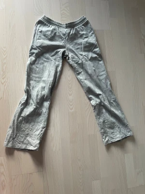 Lågmidjade mjukisbyxor  - Grå lågmidjade mjukisbyxor från Bik bok i storlek S. Raka och snöre på insidan av midjebandet. 🩶