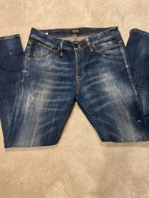 Jack n Jones jeans 🇮🇹 - 3. Säljer dessa feta Jack n Jones jeansen med sköna slitningar och skön tvätt. Modellen är Slim / Glenn 🇮🇹. Storleken är W34 L32 men de sitter mindre. Inga defekter. Skriv för frågor! Obs priset ej hugget i sten 🪨 