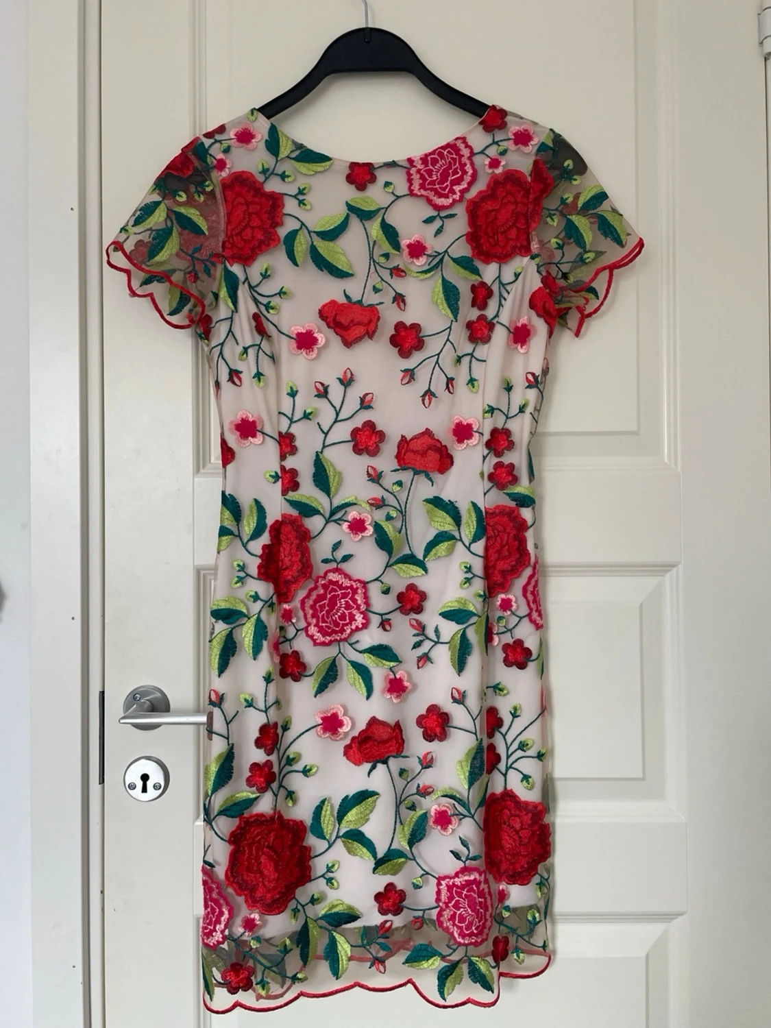 Blommig kortklänning med broderi