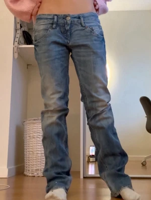 Blå low waist jeans bootcut - Midjemått: 39 cm, innerbenslängd: 79 cm 