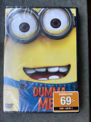Dumma mej dvd - HELT NY & INPLASTAD!! Dumma Mej på DVD. Filmen är på svenska, finska, engelska och har en speltid på 1 timme och 31 minuter. Den innehåller bonusmaterial som "3 kortfilmer med Minionerna!", "Grus raketbyggarspel" och "The World of Despicable Me".  Finns på språk: Svenska, Finska, Engelska 