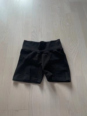 Träningsshorts - Svarra träningshorts, supersköna och mjukt / andningsbart material. Hög midja 🖤                           Från ICANIWILL, läs mer om Rush Seamless!