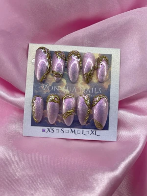 LilacRoyal (XS);Medium Almond - Snygga handgjorda press-on naglar i skimrande lila med handmålade guldfärgade 3D-detaljer. Naglarna har en medium mandelformad design och kommer i XS: 14 mm, 11 mm, 11,5 mm, 10 mm, 8 mm. Perfekt för dig som vill ha något extra till naglarna!