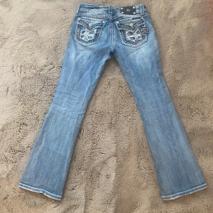 Bootcut jeans från Miss Me - Jätte snygga jeans i stil 27  innerbenslängd: 77cm midjemåttet rakt över: 39cm