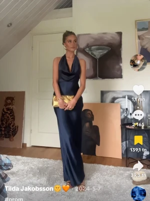 Mörkblå långklänning i satin - Marinblå långklänning i satin med öppen rygg från Runaway The Lable, storlek 36 och med lapp kvar! Aldrig använd. 