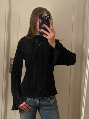 Svart långärmad topp - Svart långärmad topp från Stockh LM i stl S