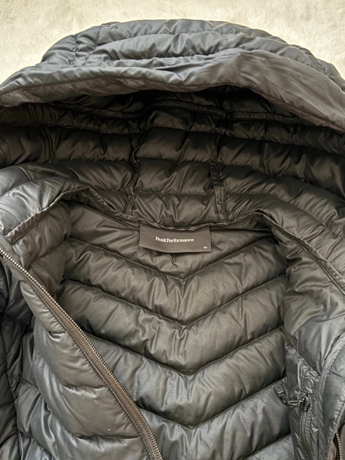 Svart pufferjacka från Peak Performance - 2