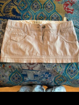 Beige kortkjol med fickor - Snygg beige/ljusrosa jeanskjol som är perfekt för vår och sommar🌸 kort och super snygg, aldrig använd🩷