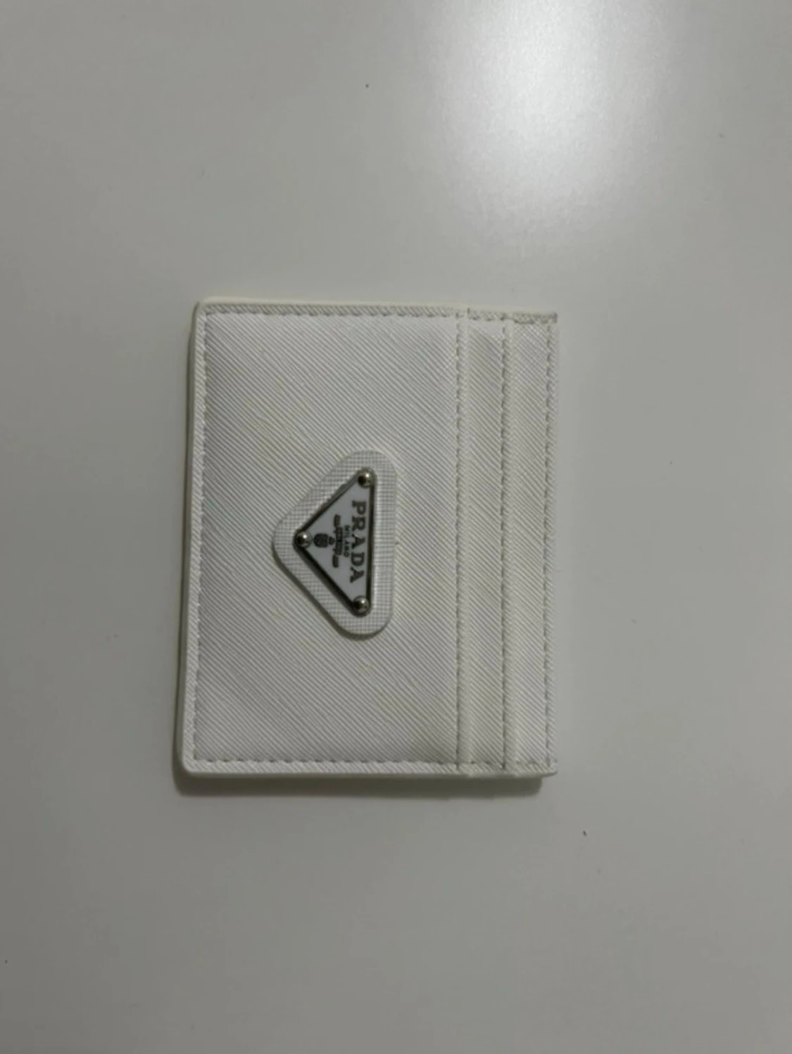 Vit kortfodral från Prada