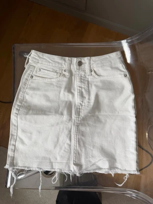 Vit jeanskjol med rå kant - Vit jeanskjol i storlek xs🤍andvänd kanske 1 gång men inga märken!