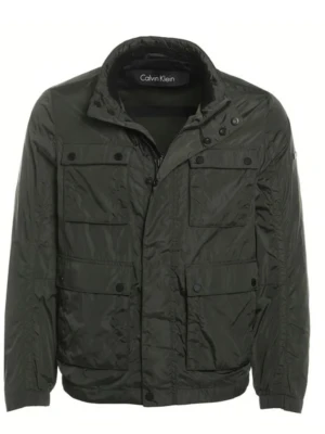  Calvin Klein - Field jacka för män - Stilren mörkgrön vindjacka från Calvin Klein med hög krage, dragkedja och tryckknappar. Jackan har flera stora fickor framtill och är tillverkad i ett glansigt, lätt material som står emot vind. Perfekt för dig som vill ha en snygg och funktionell jacka med modern look.