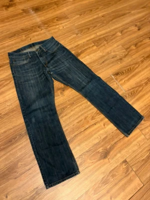 Vintege Levi’s jeans  - Vintege mörkblå jeans från Levi's  straightfit men lite bootcut. Storleken är 33/32 och tveka inte att höra av er vid vidare funderingar:)
