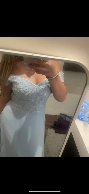 Ljusblå balklänning💙 - Ljusblå balklänning från Hebeos fina spetsdetqljer som skimrar i ljuset😍Har släp där bak, väldigt fint när man går! Passar er som är ungefär 160-165cm, skulle säga storlek XS-S. Endast använd 1 gång av en annan tjej, men säljer då den tyvärr inte passade mig. Lite smutsig på insidan av släpet som inte syns när man går. Alla bilder är på är mina egna! Skriv för fler frågor eller bilder, kan även sänka priset vid snabb affär!🤗