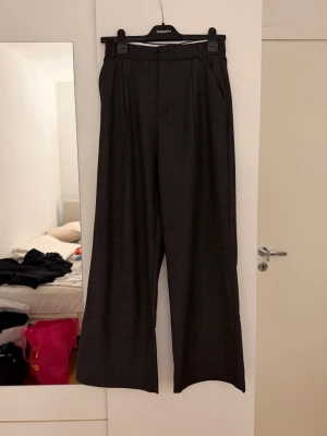 Mörkgråa kostymbyxor ZARA - Mörkgråa kostymbyxor från Zara🤍 Använda endast en gång - super fint skick!