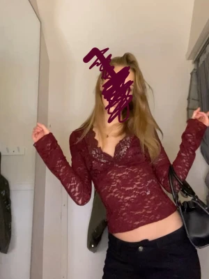 Vinröd spetsblus med v-ringning - Säljer en vinröd, långärmad spetsblus med v-ringad hals från Gina tricot. Den är i storlek xs. Den är dock sydd i axlarna då den var lite stör se bilder över. Men det är jättelätt att sprätta upp. Det är bara att höra av er vid intresse ❤️