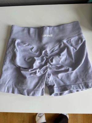 Ljuslila shorts från DFYNE  - Säljer ett par ljuslila shorts från DFYNE. Perfekta för träning eller chill dagar. Mjukt och stretchigt material som sitter skönt på kroppen. Modellen är Impact och denna färg finns inte kvar på hemsidan längre 🥰säljer dem för att dem inte kommer till användning 🥹