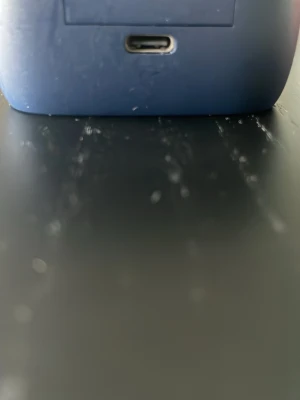 Blå trådlösa in-ear hörlurar Jabra - Snygga blå trådlösa in-ear hörlurar från Jabra med matchande laddningsetui. Hörlurarna har en modern, rundad design och laddas via USB-C. Perfekta för musik, poddar och samtal på språng.