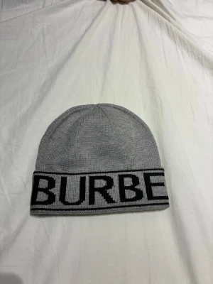 Grå mössa från Burberry - Snygg grå mössa från Burberry